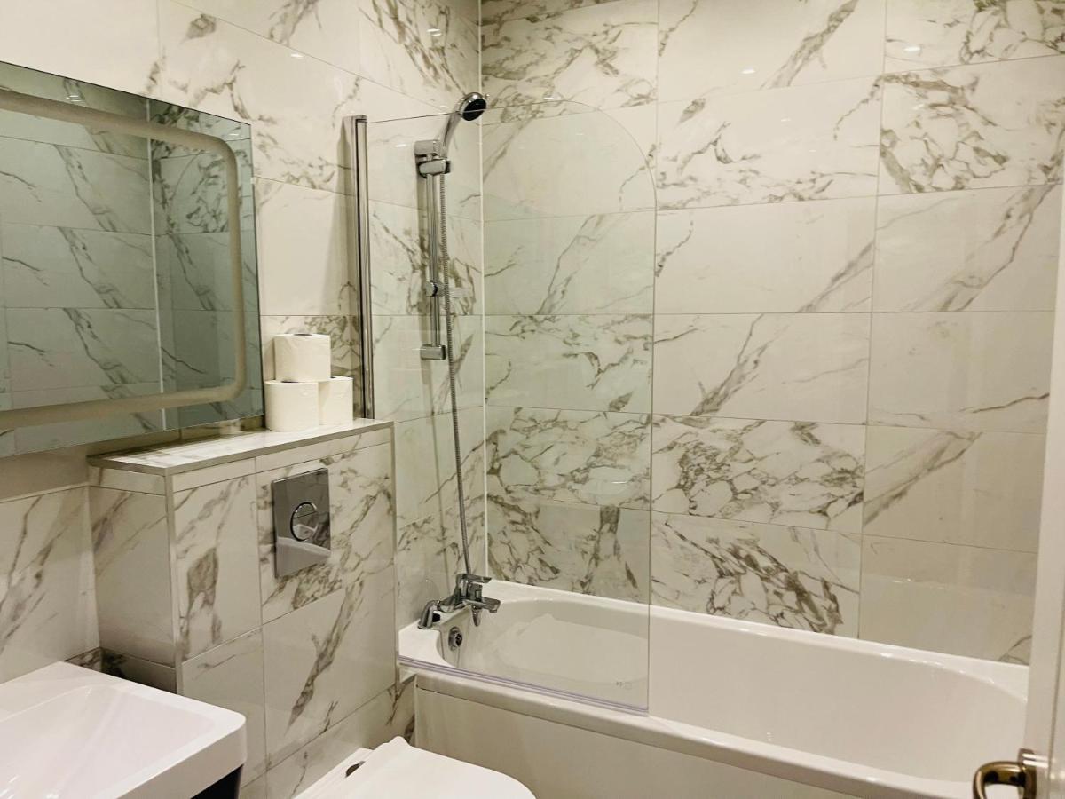 Salt Hill Windsor Legoland Eton Heathrow Luxury 2 Bed 1 Bath Free Parking Lägenhet Slough Exteriör bild